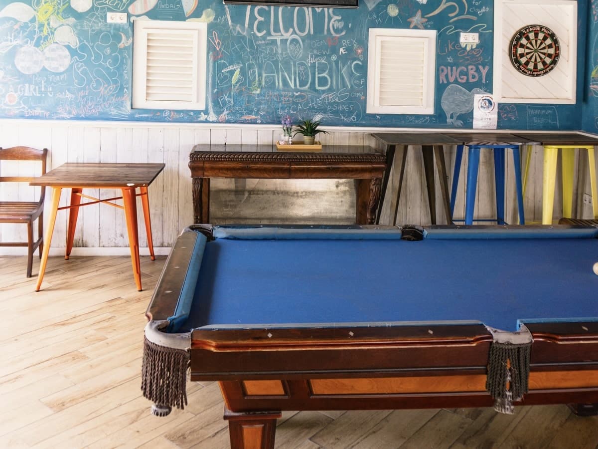 Table de billard de l'hébergement pour le voyage organisé sur l'île de Curaçao entre femmes #curacao #antilles #caraibes #voyageentrefemmes #voyage #voyagedegroupe #voyageorganise