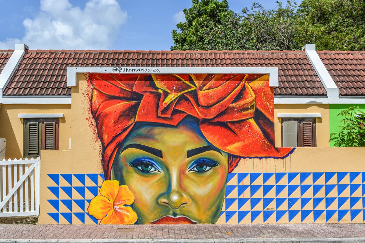 Graffiti d'un visage de femme sur un muret en voyage organisé sur l'île de Curaçao entre femmes #curacao #antilles #caraibes #voyageentrefemmes #voyage #voyagedegroupe #voyageorganise