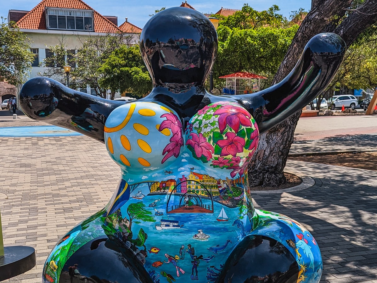 Sculpture d'une femme plantureuse dont le corps est peint à voir dans notre voyage organisé sur l'île de Curaçao entre femmes #curacao #antilles #caraibes #voyageentrefemmes #voyage #voyagedegroupe #voyageorganise