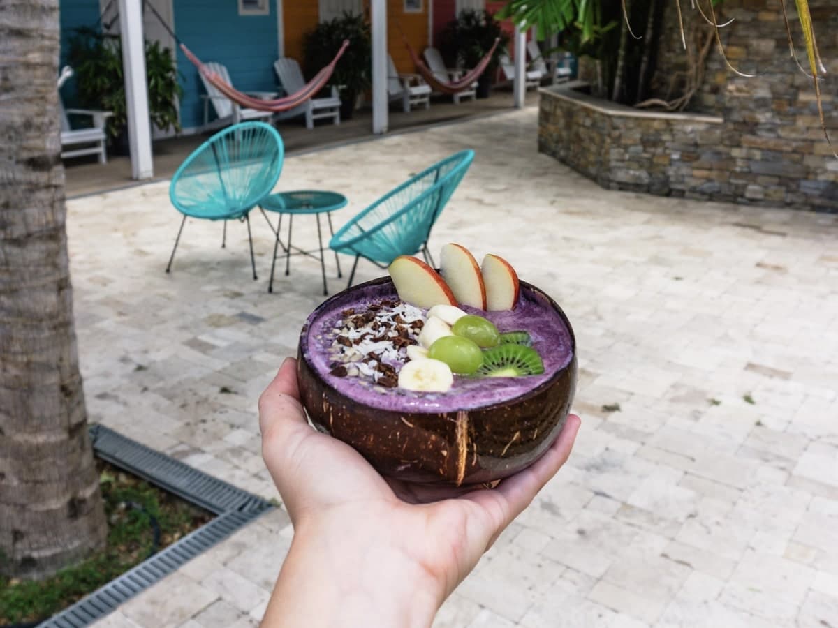 Bol de céréales, yogourt et fruits servi au déjeuner lors de notre voyage organisé sur l'île de Curaçao entre femmes #curacao #antilles #caraibes #voyageentrefemmes #voyage #voyagedegroupe #voyageorganise
