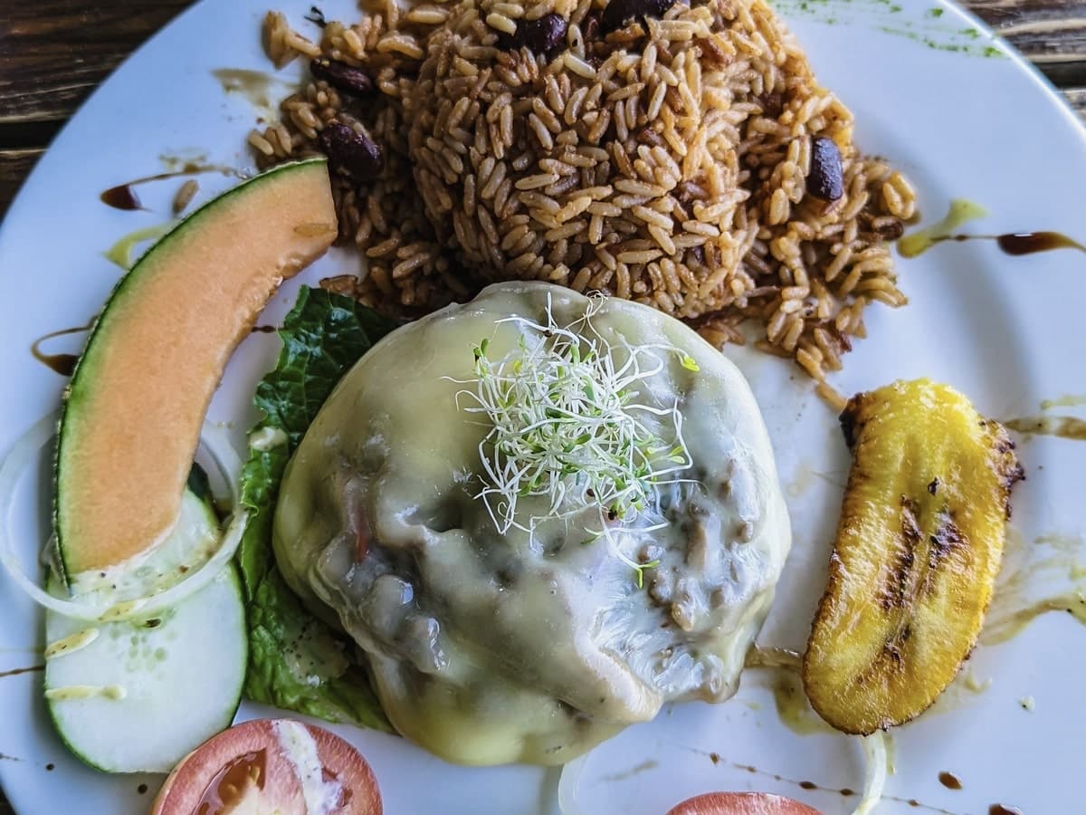 Repas traditionnel de Curaçao composé de banane, riz et viande, en voyage organisé sur l'île de Curaçao entre femmes #curacao #antilles #caraibes #voyageentrefemmes #voyage #voyagedegroupe #voyageorganise