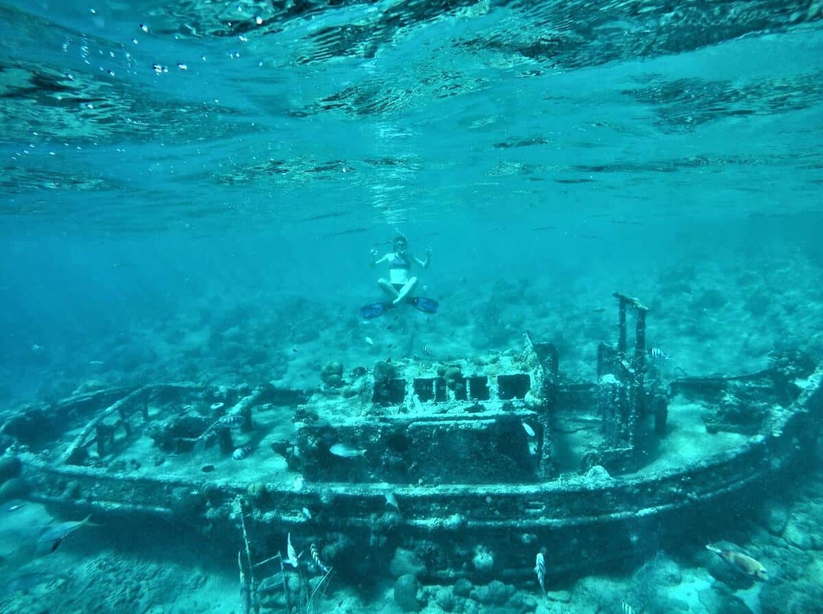 Épave de bateau au fond de la mer à voir en voyage organisé sur l'île de Curaçao entre femmes #curacao #antilles #caraibes #voyageentrefemmes #voyage #voyagedegroupe #voyageorganise