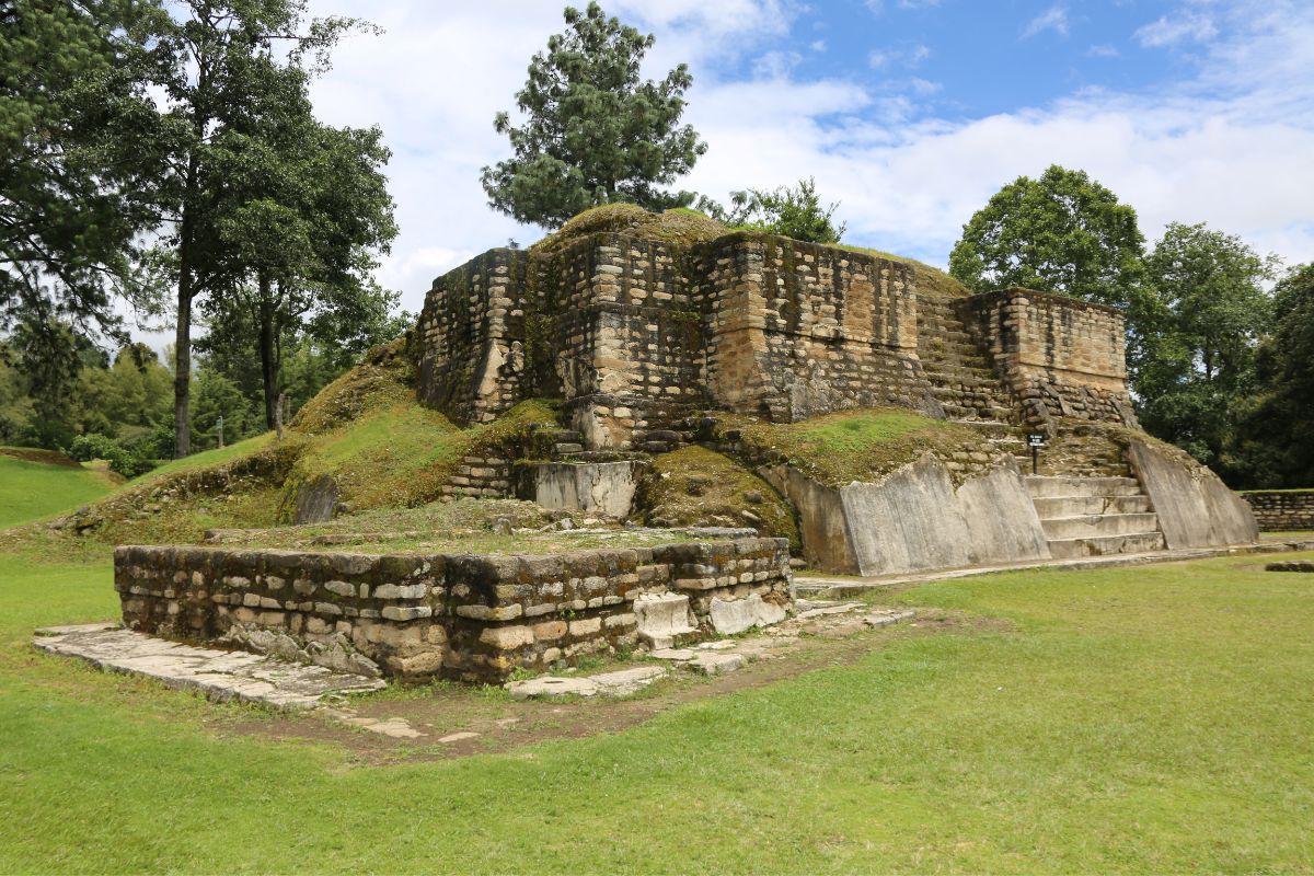 Site archéologique de Iximché au Guatemala dans notre voyage organisé avec les Voyageuses du Québec #guatemala #voyage #femme #voyageorganise #ameriquecentrale