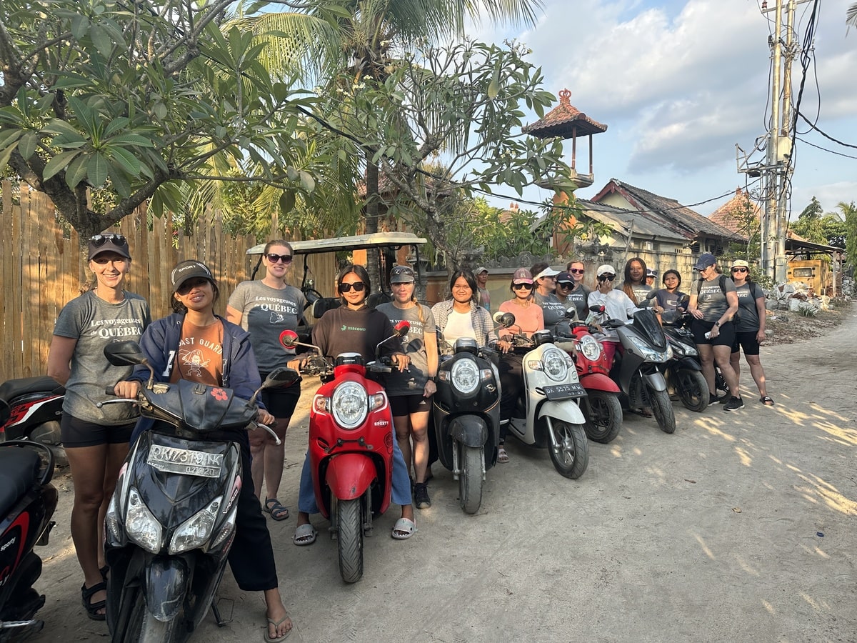 Scooter à Nusa Lembongan à Bali dans notre voyage en groupe entre femmes organisé entre Voyageuses du Québec à Bali