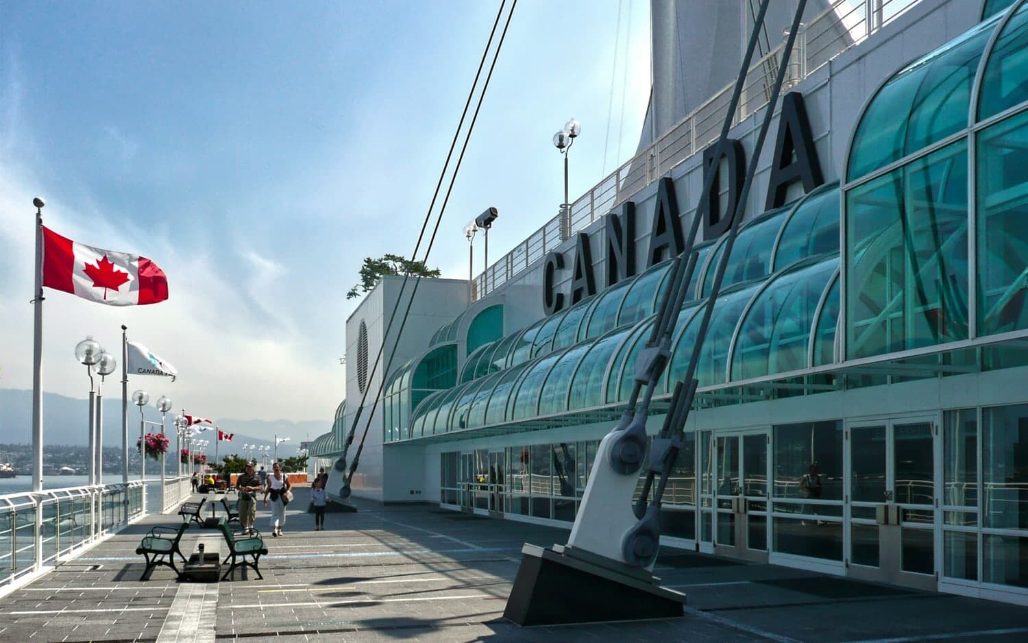 Commerce avec drapeau du Canada près de l'eau dans notre article Que voir à Vancouver : 5 expériences à vivre dès votre arrivée #vancouver #colombiebritanique #canada