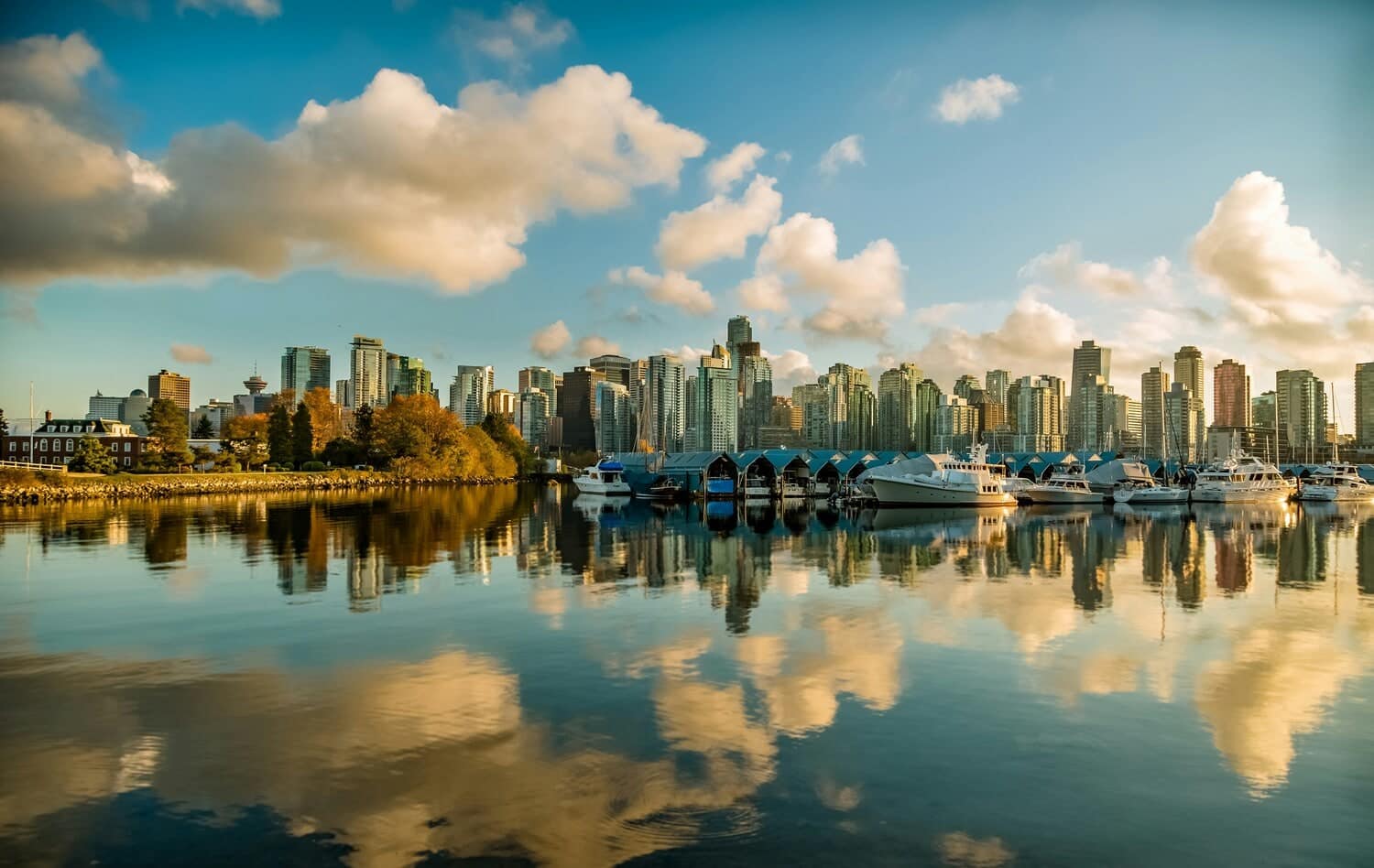Skyline de Vancouver sur le bord de l'océan dans notre article Que voir à Vancouver : 5 expériences à vivre dès votre arrivée #vancouver #colombiebritanique #canada