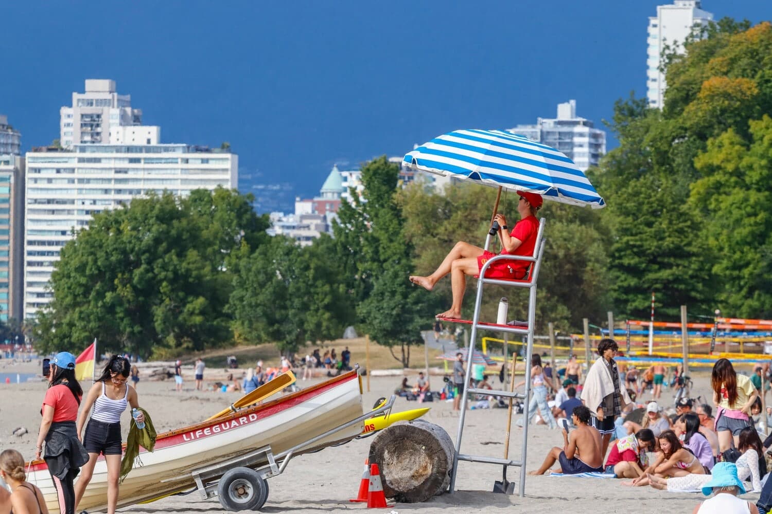 Plage avec de nombreux baigneurs dans notre article Que voir à Vancouver : 5 expériences à vivre dès votre arrivée #vancouver #colombiebritanique #canada