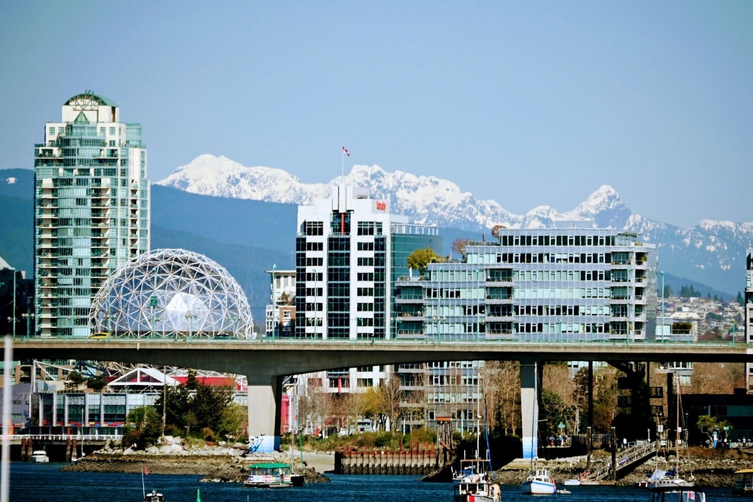Vue de la ville de Vancouver avec ses immeubles et les montagnes enneigées derrière dans notre article Que voir à Vancouver : 5 expériences à vivre dès votre arrivée #vancouver #colombiebritanique #canada