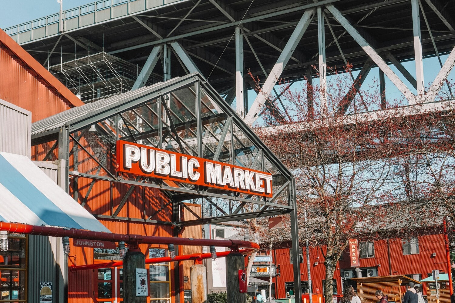 Enseigne du marché public sous le pont dans notre article Que voir à Vancouver : 5 expériences à vivre dès votre arrivée #vancouver #colombiebritanique #canada
