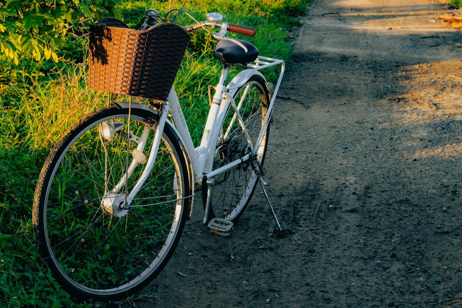 Vélo blanc à l'arrêt sur la route dans notre article 5 beaux endroits où faire du vélo au Québec #quebec #velo #pistecyclable