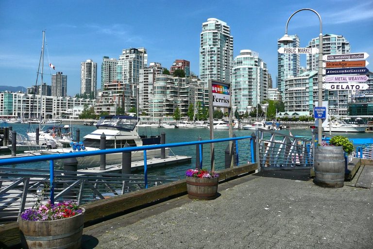 Bâtiments de la marina de Vancouver dans notre article Que voir à Vancouver : 5 expériences à vivre dès votre arrivée #vancouver #colombiebritanique #canada