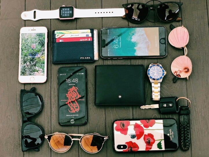 Plusieurs cellulaires, lunettes de soleil, montres connectées dans notre article Quand la technologie devient l’allier des femmes seules qui explorent le monde #voyagesolo #voyageaufeminin #applicationsmobiles