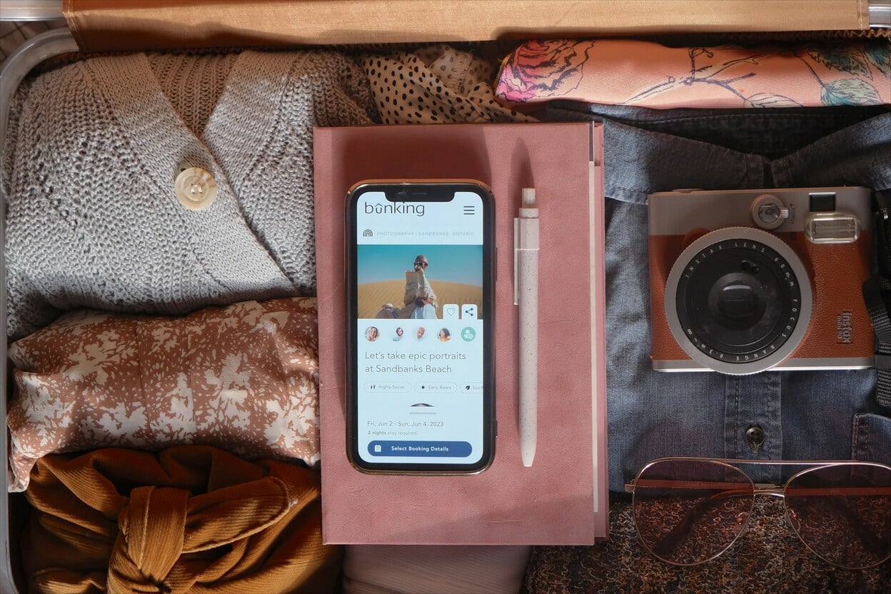 Cellulaire et appareil photo, des accessoires technologiques à apporter en voyage dans notre article Quand la technologie devient l’allier des femmes seules qui explorent le monde #voyagesolo #voyageaufeminin #applicationsmobiles