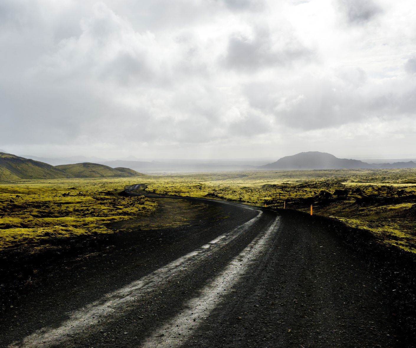 Route de sable noir ou de lave dans notre article Comment louer une voiture en Islande sans stress : 5 erreurs à éviter #islande #roadtrip #europe #locationvoiture