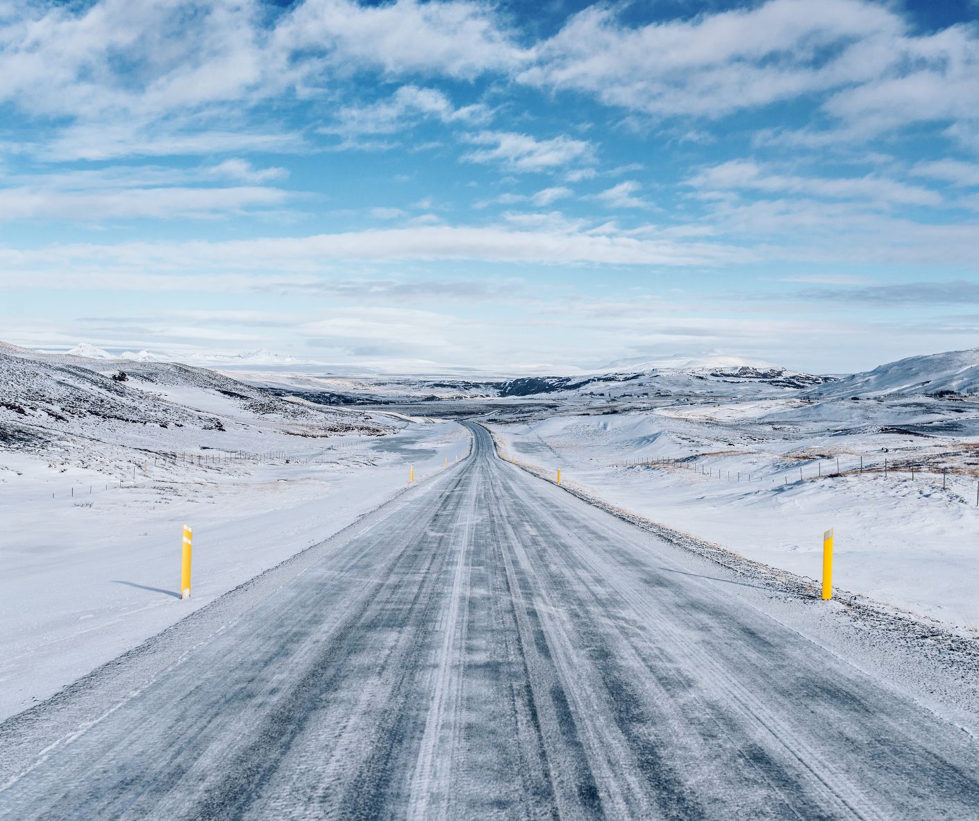 Route enneigée et glacée dans notre article Comment louer une voiture en Islande sans stress : 5 erreurs à éviter #islande #roadtrip #europe #locationvoiture