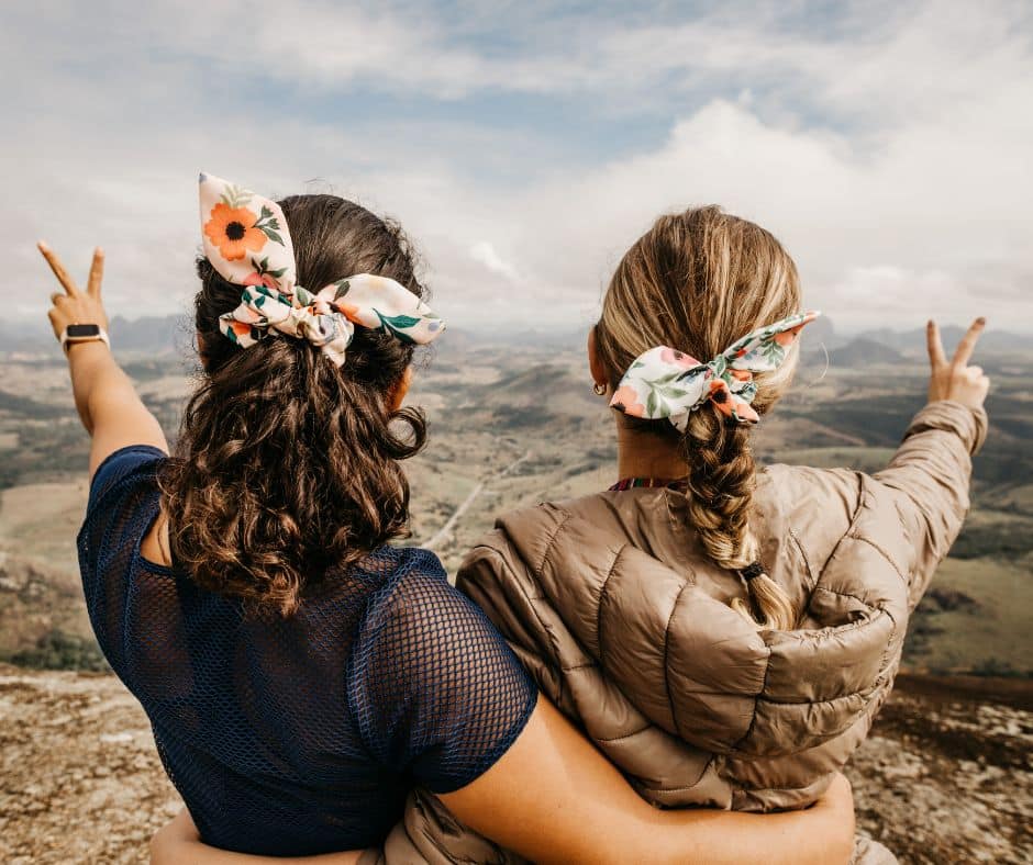 2 femmes en voyage qui regardent le paysage dans notre article Quand la technologie devient l’allier des femmes seules qui explorent le monde #voyagesolo #voyageaufeminin #applicationsmobiles