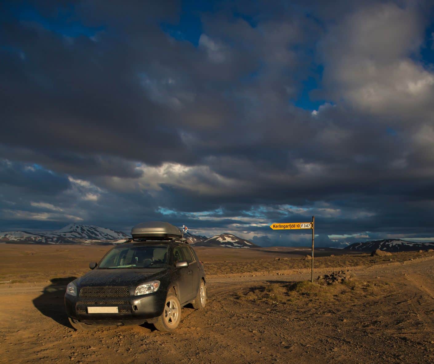 Véhicule roues motrices sur une route non asphaltée dans notre article Comment louer une voiture en Islande sans stress : 5 erreurs à éviter #islande #roadtrip #europe #locationvoiture