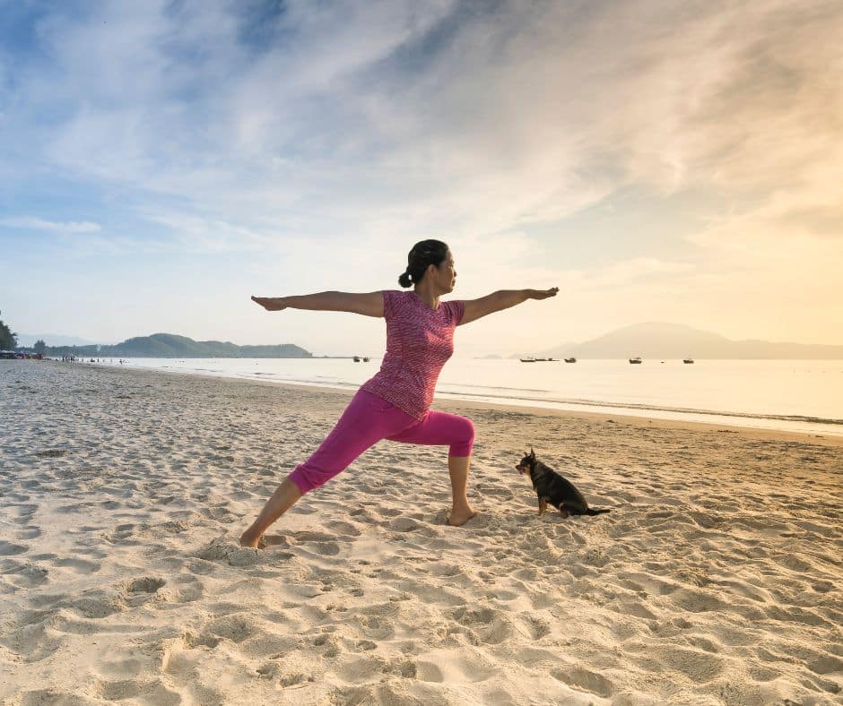 Femme qui fait du yoga sur la plage dans notre article Quand la technologie devient l’allier des femmes seules qui explorent le monde #voyagesolo #voyageaufeminin #applicationsmobiles