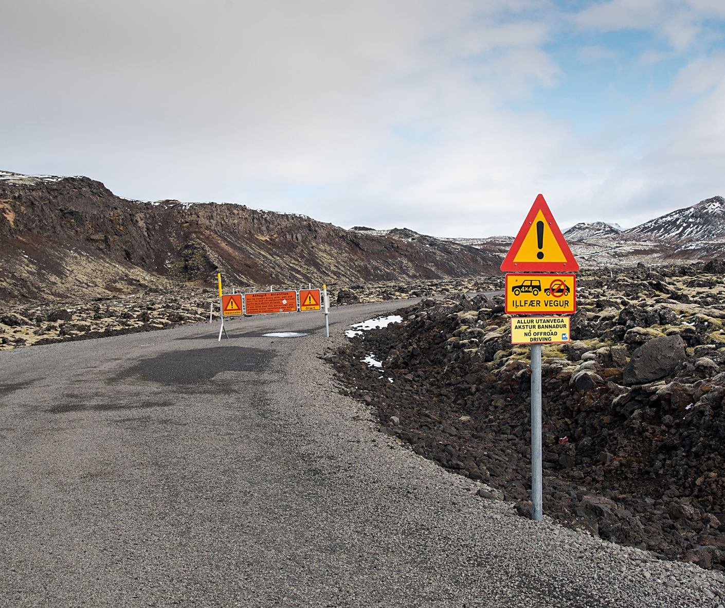 Route fermée dans les montagnes en Islande dans notre article Comment louer une voiture en Islande sans stress : 5 erreurs à éviter #islande #roadtrip #europe #locationvoiture