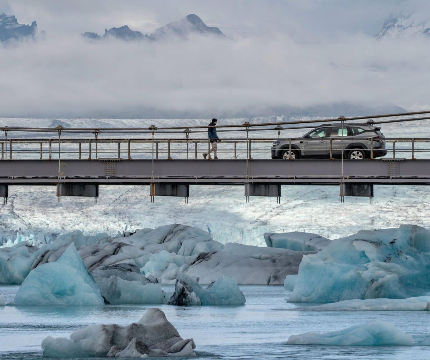 Route par dessus des glaciers en Islande dans notre article Comment louer une voiture en Islande sans stress : 5 erreurs à éviter #islande #roadtrip #europe #locationvoiture