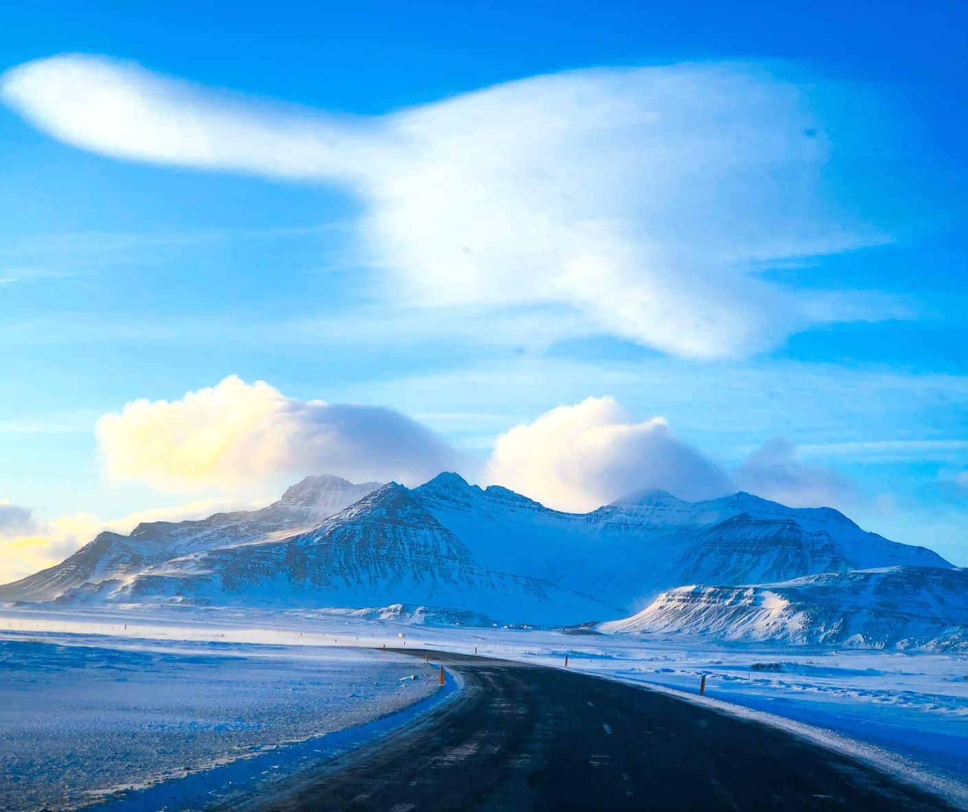 Route de l'Islande l'hiver dans notre article Comment louer une voiture en Islande sans stress : 5 erreurs à éviter #islande #roadtrip #europe #locationvoiture