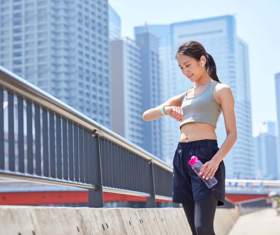 Femme qui regarde sa montre connectée dans notre article Quand la technologie devient l’allier des femmes seules qui explorent le monde #voyagesolo #voyageaufeminin #applicationsmobiles