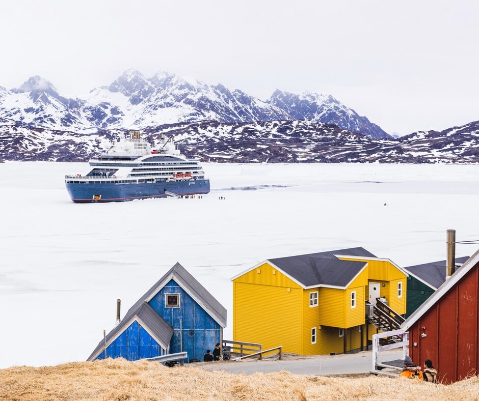 Bateau de croisière sur les eaux du Groenland, une belle manière de visiter le Groenland dans notre article Visiter le Groenland : Petit guide pour découvrir l’une des dernières terres sauvages #groenland