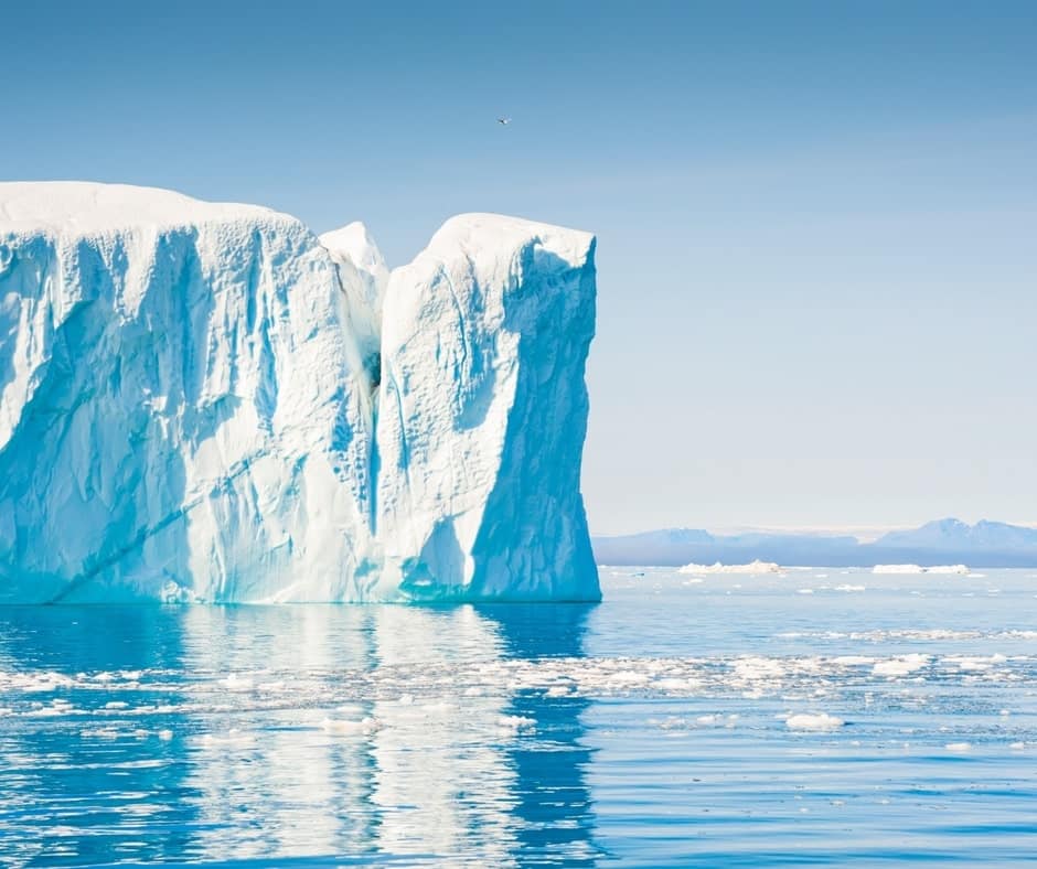 Iceberg qui flotte dans l'océan, paysage spectaculaire du Groenland dans notre article Visiter le Groenland : Petit guide pour découvrir l’une des dernières terres sauvages #groenland