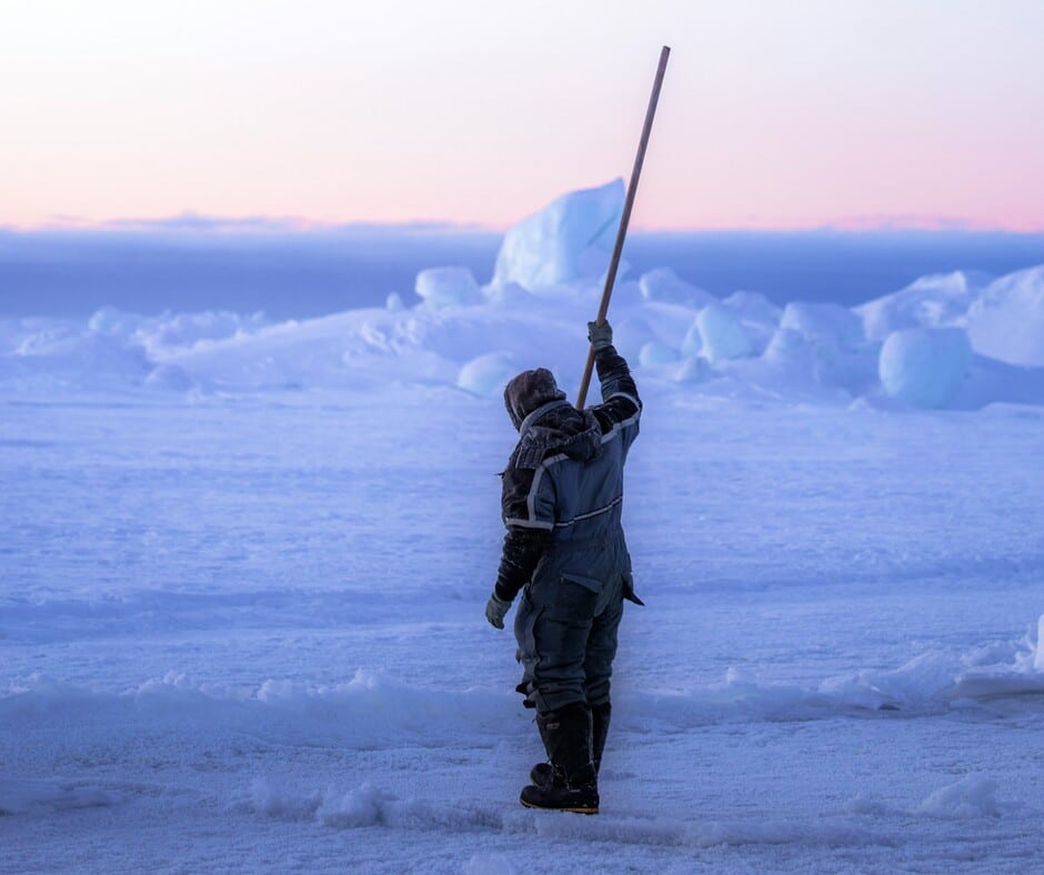 Pêcheur inuit sur la glace, une activité traditionnelle du Groenland dans notre article Visiter le Groenland : Petit guide pour découvrir l’une des dernières terres sauvages #groenland