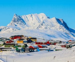 Maisons colorées à voir quand on veut visiter le Groenland dans notre article Visiter le Groenland : Petit guide pour découvrir l’une des dernières terres sauvages #groenland