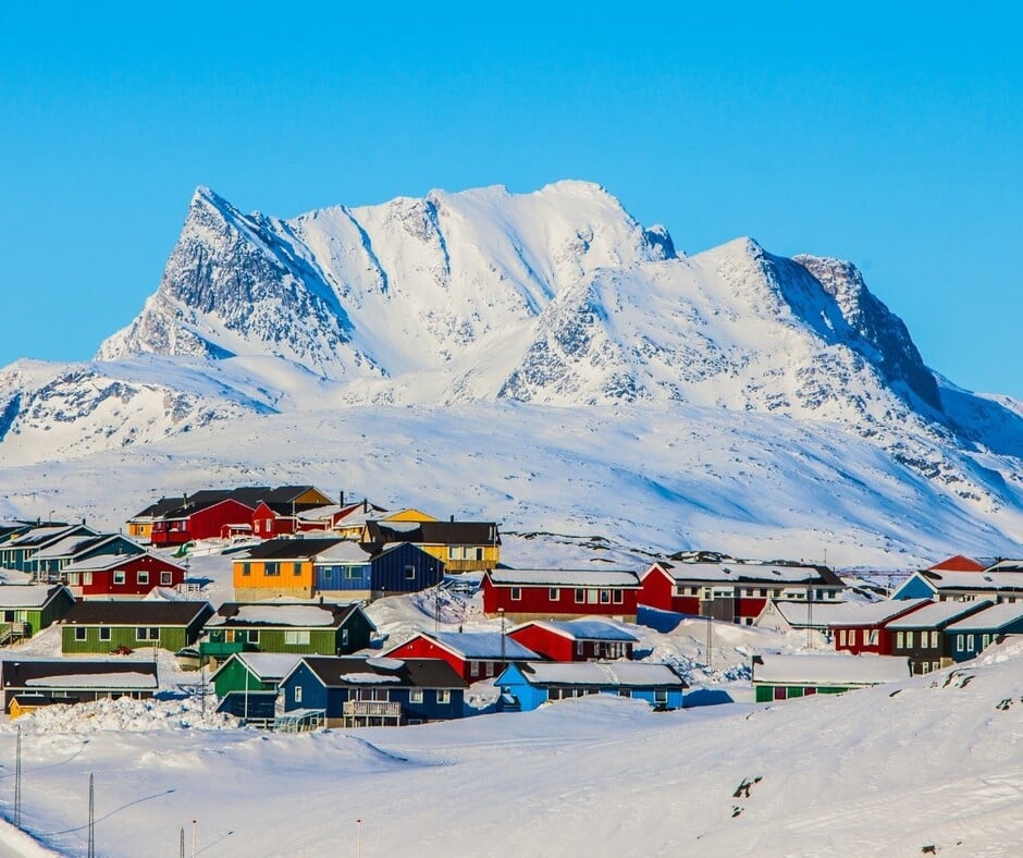 Maisons colorées à voir quand on veut visiter le Groenland dans notre article Visiter le Groenland : Petit guide pour découvrir l’une des dernières terres sauvages #groenland