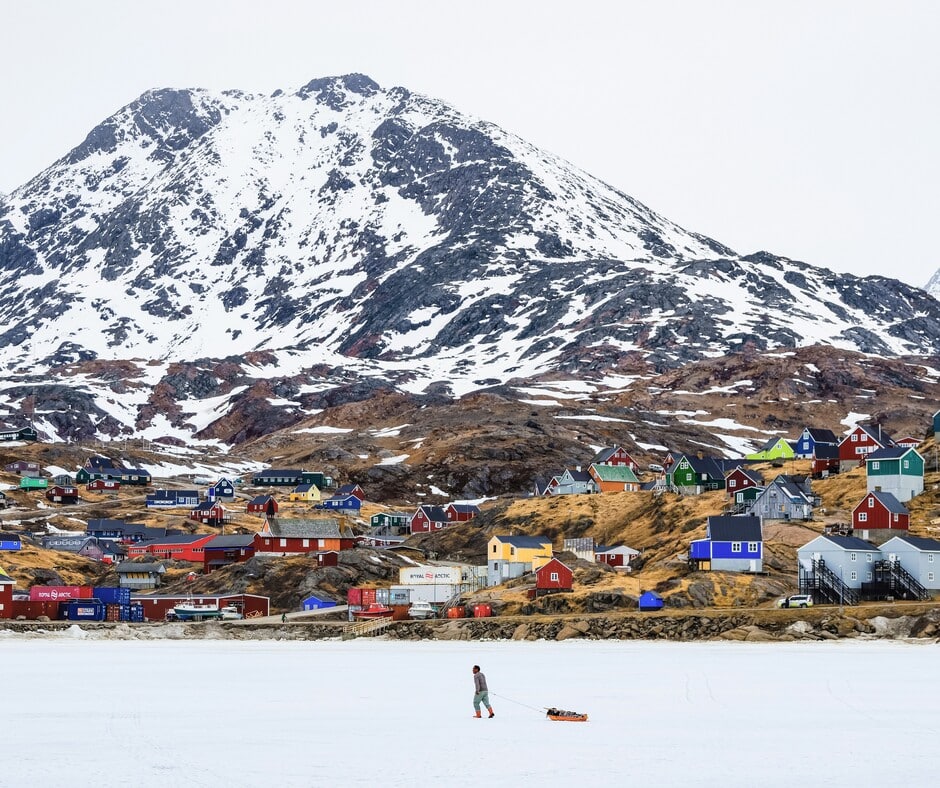 Village du Groenland avec ses nombreuses maisons colorées et ses montagnes de neige dans notre article Visiter le Groenland : Petit guide pour découvrir l’une des dernières terres sauvages #groenland