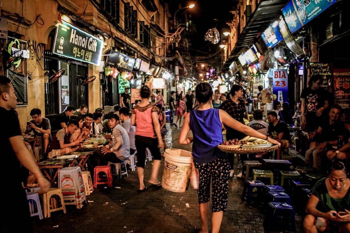 Street food dans la vieille ville de Hanoi dans notre Voyage organisé au Vietnam entre femmes #vietnam #voyageentrefemmes #voyage #voyagedegroupe #voyageorganise