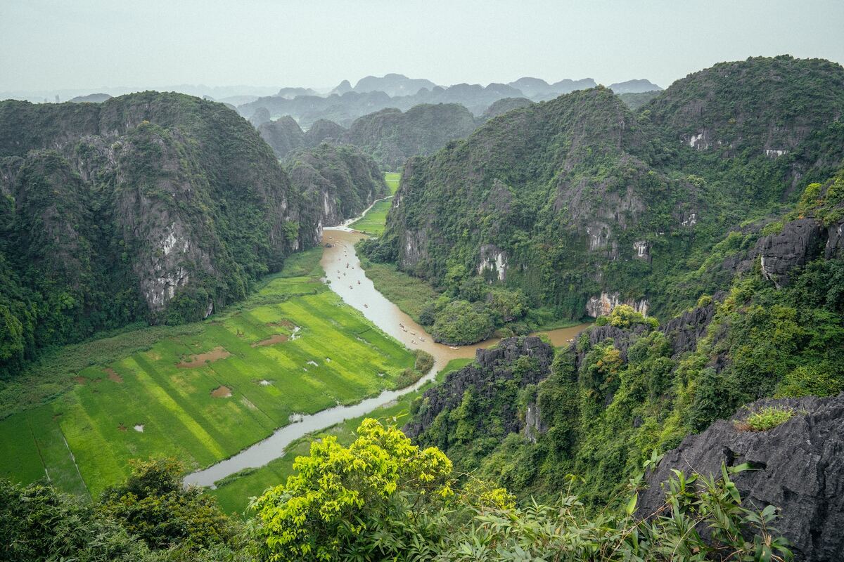 Paysage de Ninh Binh dans notre Voyage organisé en petit groupe de femmes #vietnam #voyageentrefemmes #voyage #voyagedegroupe #voyageorganise