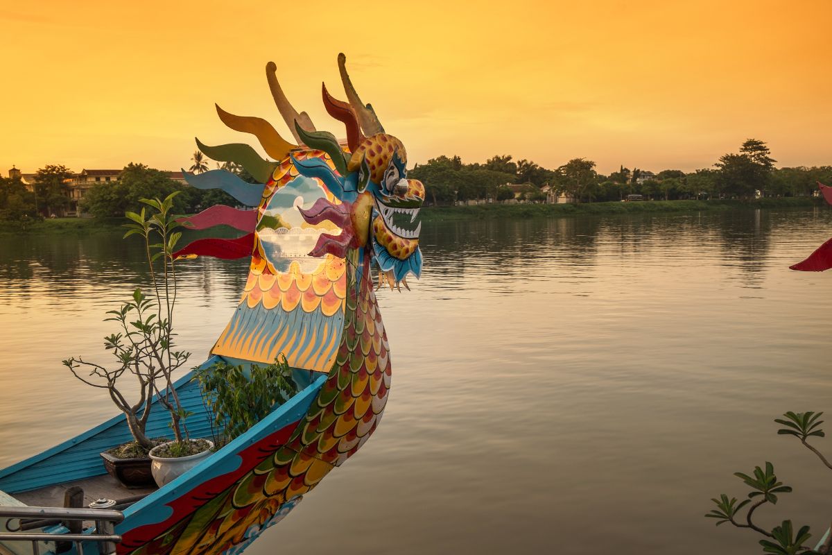 Bateau dragon à Hué dans notre Voyage organisé au Vietnam entre femmes #vietnam #voyageentrefemmes #voyage #voyagedegroupe #voyageorganise