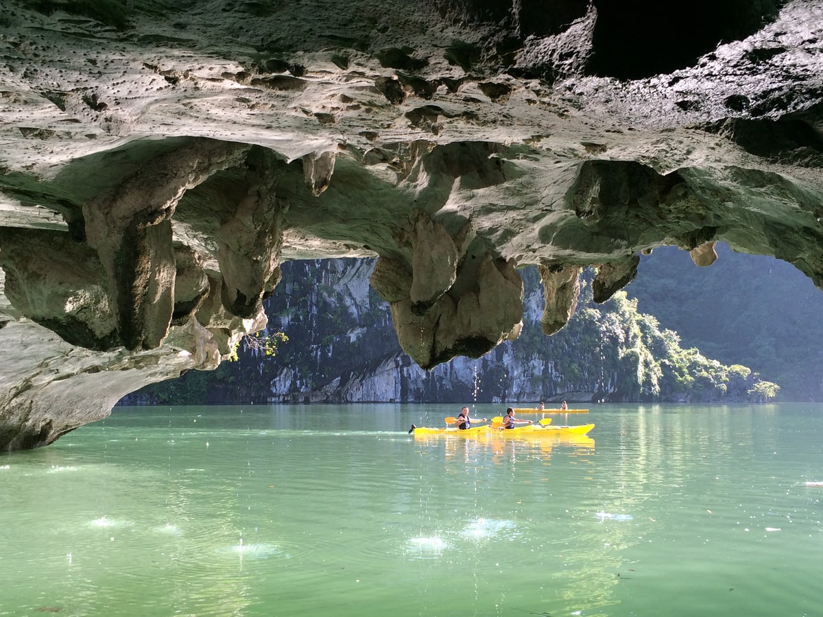 Faire du kayak dans la baie de Cat Ba en Voyage de femmes avec les Voyageuses du Québec #vietnam #voyageentrefemmes #voyage #voyagedegroupe #voyageorganise