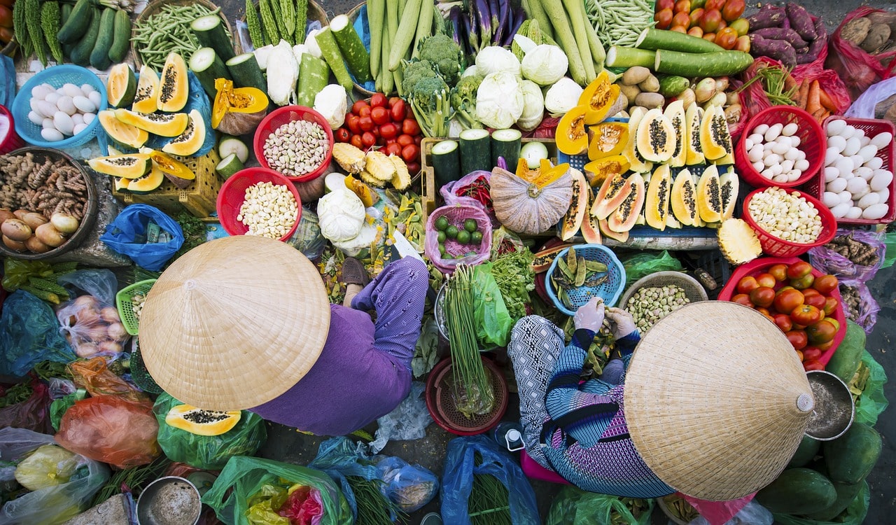 Marché au Vietnam dans le circuit Les voyageuses du Québec au Vietnam #vietnam #voyageentrefemmes #voyage #voyagedegroupe #voyageorganise