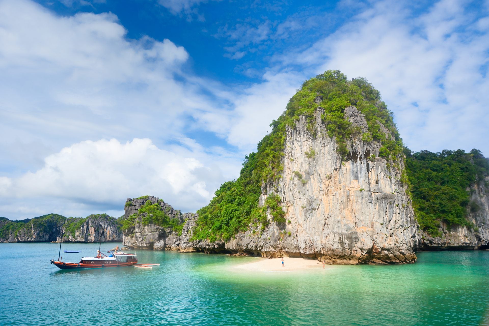 Plage île de Cat Ba dans notre Voyage organisé au Vietnam en petit groupe de femmes #vietnam #voyageentrefemmes #voyage #voyagedegroupe #voyageorganise