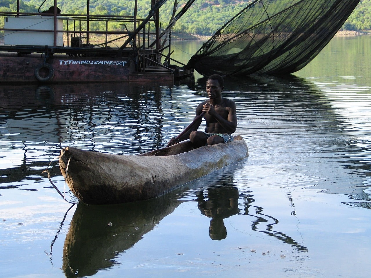 Pirogue sur la rivière Matsiatra à Madagascar dans notre Voyage à Madagascar organisé en petit groupe de femmes #Madagascar #voyageentrefemmes #voyage #voyagedegroupe #voyageorganise