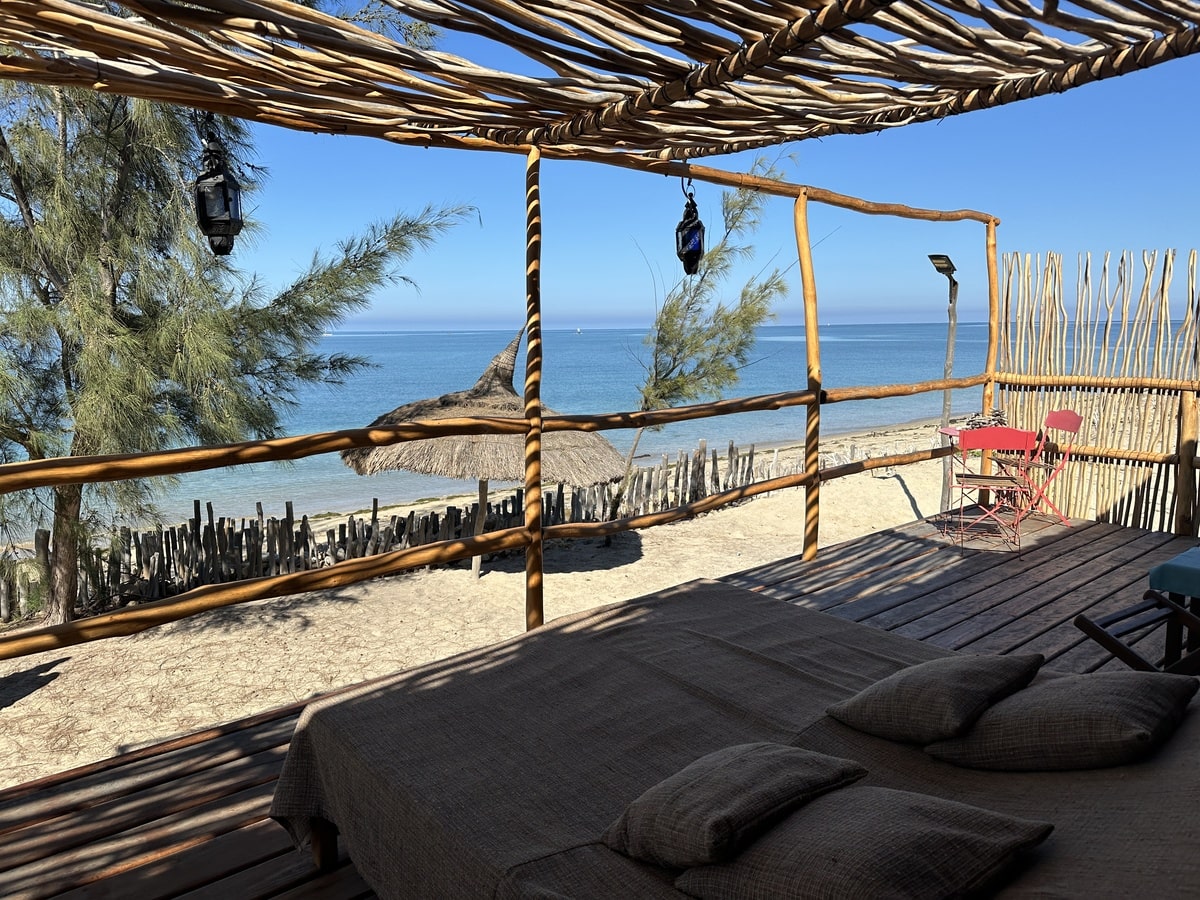 Village de Sarodrano avec vue sur la rive du canal du Mozambique dans notre Voyage à Madagascar organisé en petit groupe de femmes #Madagascar #voyageentrefemmes #voyage #voyagedegroupe #voyageorganise