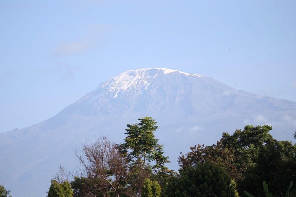 Le sommet du Kilimanjaro vu de Moshi pendant notre voyage en petit groupe de femme en Tanzanie #Tanzanie #safari #voyageentrefemmes #voyage #voyagedegroupe #voyageorganise
