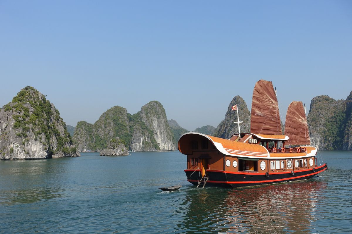 Croisière en jonque à Cat Ba dans notre Voyage organisé au Vietnam entre femmes #vietnam #voyageentrefemmes #voyage #voyagedegroupe #voyageorganise