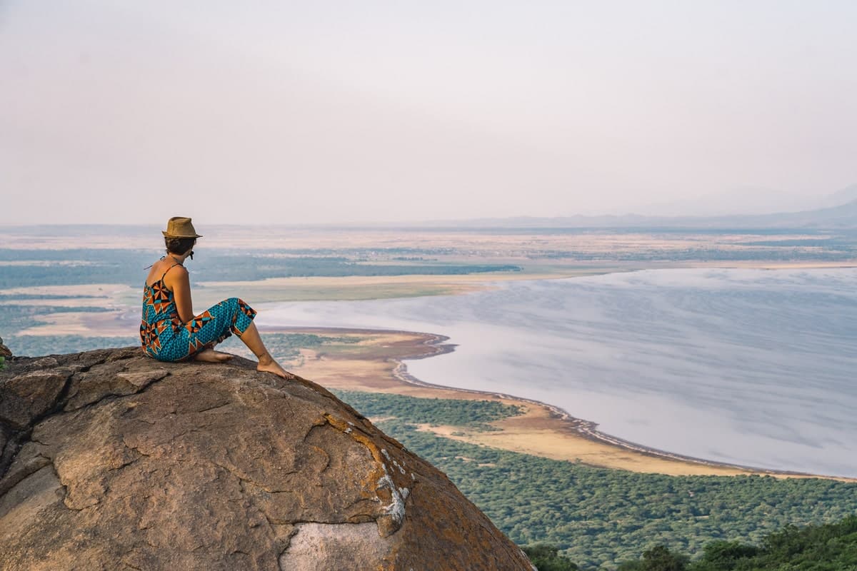 Faire de la randonnée pour voir le lac Manyara avec les femmes de notre petit groupe organisé en voyage en Tanzanie #Tanzanie #safari #voyageentrefemmes #voyage #voyagedegroupe #voyageorganise
