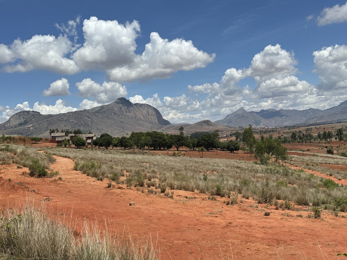 Réserve communautaire Anja où se trouvent les lémurs de Madagascar en voyage de femmes #Madagascar #voyageentrefemmes #voyage #voyagedegroupe #voyageorganise