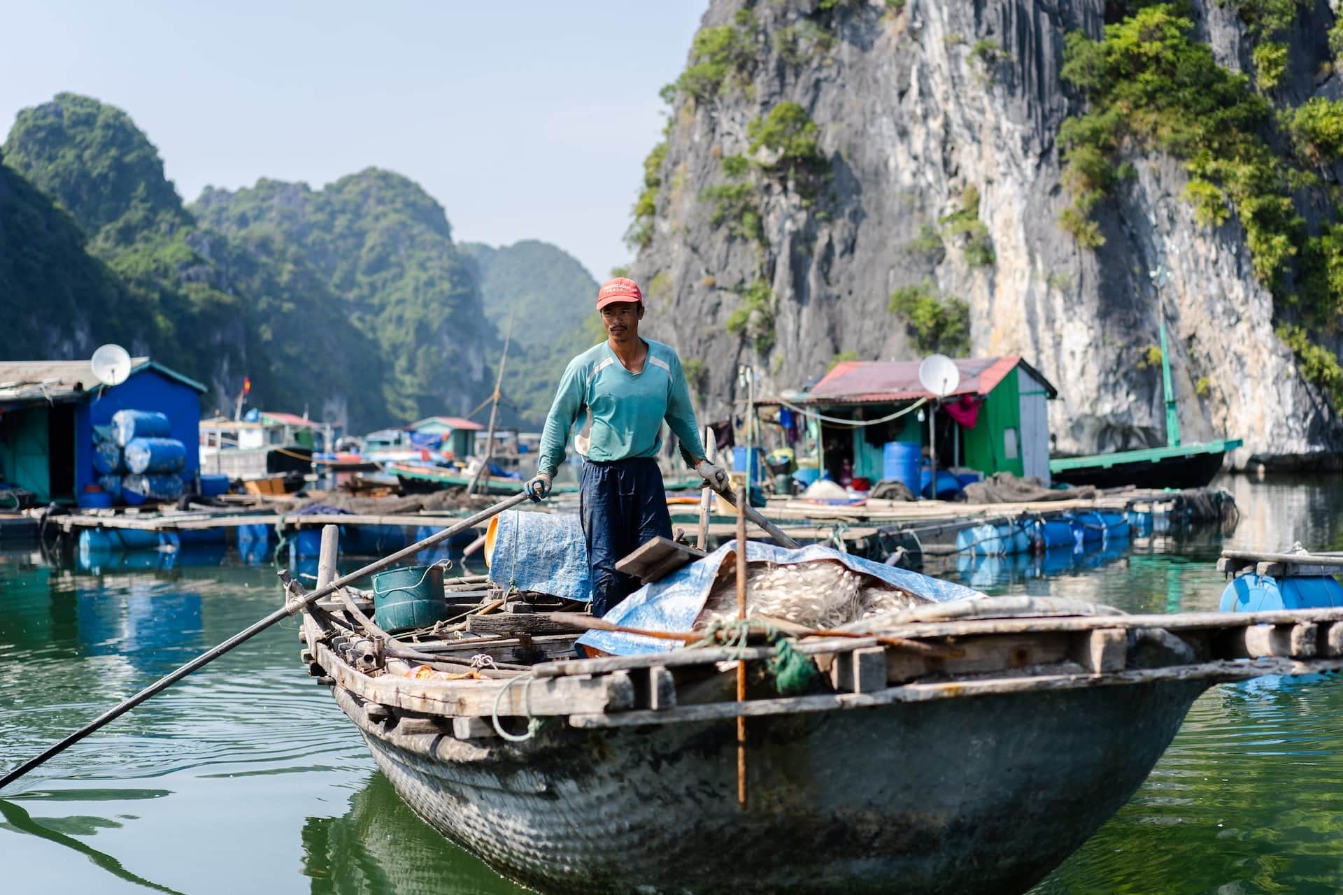 Village flottant de Cat Ba pendant le voyage au Vietnam avec les voyageuses du Québec en voyage organisé #vietnam #voyageentrefemmes #voyage #voyagedegroupe #voyageorganise
