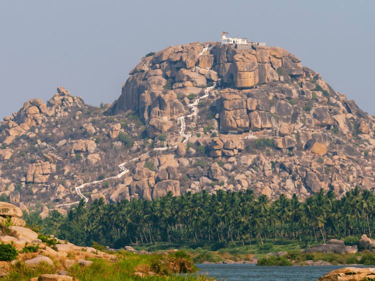 Colline avec sentier qui monte vers le temple de Hanuman, dans notre Voyage en Inde du sud organisé en petit groupe de femmes #Inde #Indedusud #voyageentrefemmes #voyage #voyagedegroupe #voyageorganise