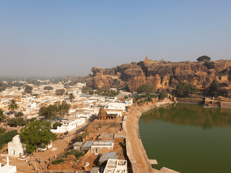 Lac Agastya à Badami, dans notre Voyage en Inde du sud organisé en petit groupe de femmes #Inde #Indedusud #voyageentrefemmes #voyage #voyagedegroupe #voyageorganise