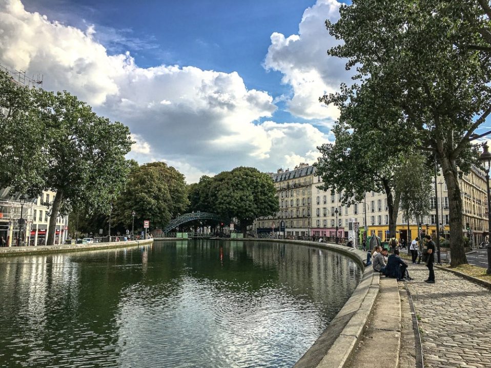 Balade au Canal Saint-Martine à Paris dans notre voyage mode de groupe entre femmes à Paris #paris #france #mode #voyageorganise #voyageentrefemmes