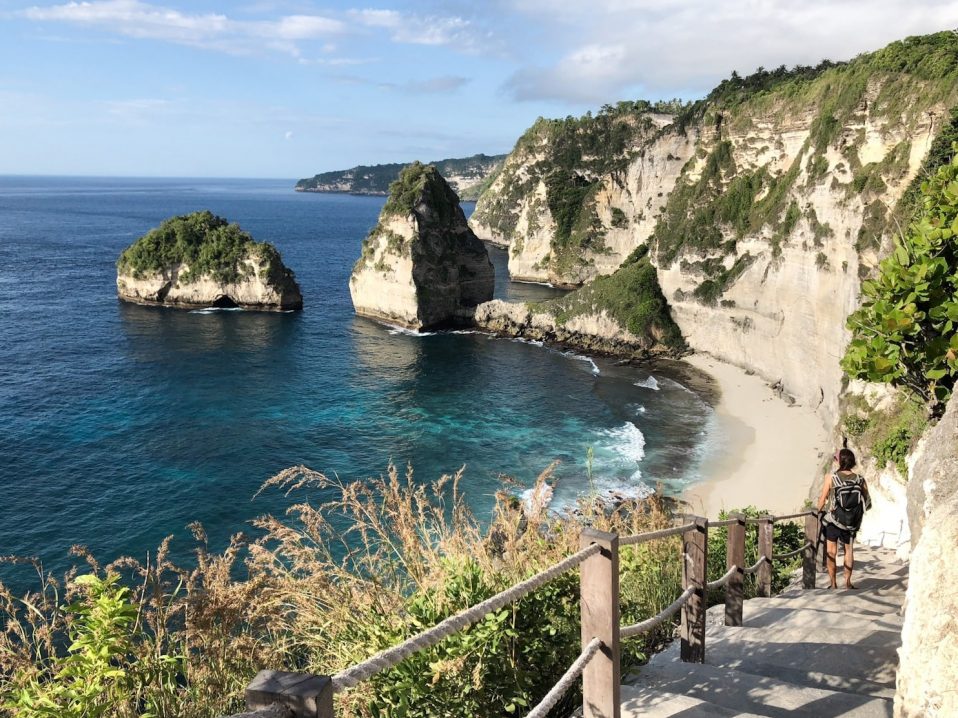 Diamond Beach à Nusa Penida à Bali dans notre voyage en groupe entre femmes organisé entre Voyageuses du Québec #bali #voyage #femme #voyageorganise