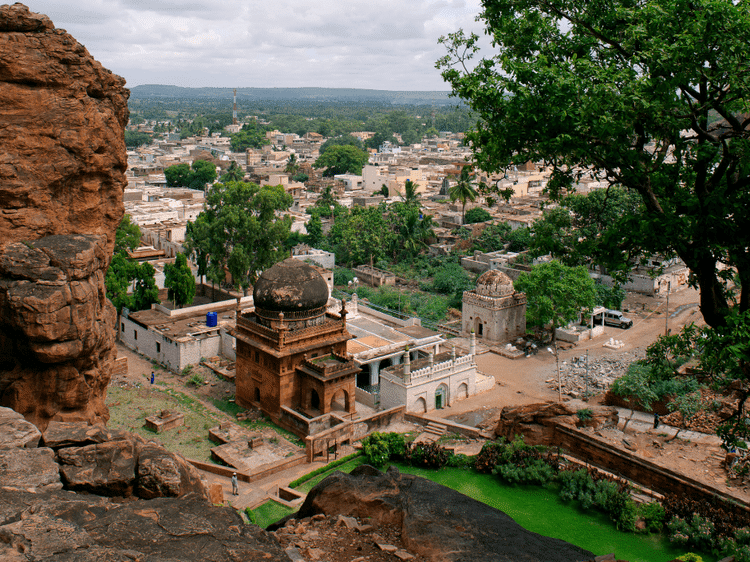 Fort Badami, dans notre Voyage en Inde du sud organisé en petit groupe de femmes #Inde #Indedusud #voyageentrefemmes #voyage #voyagedegroupe #voyageorganise